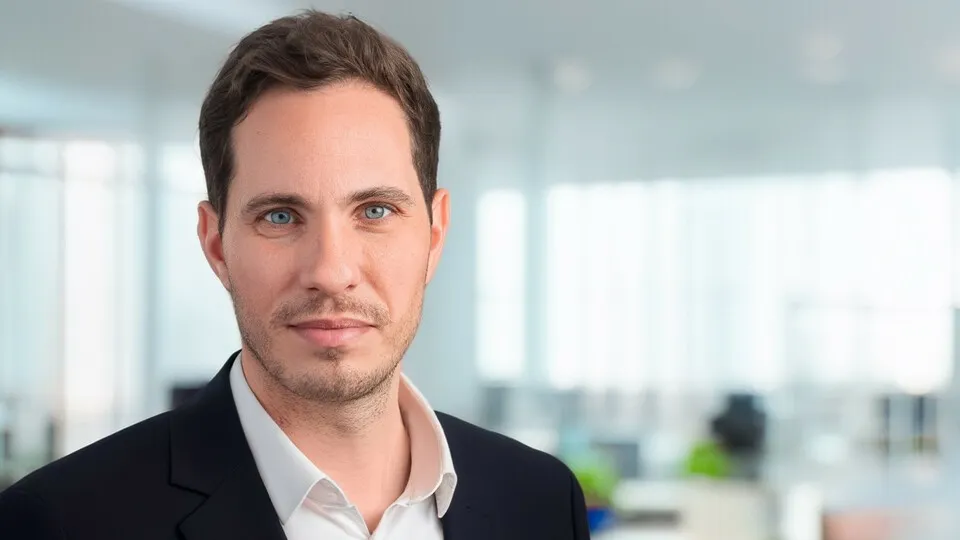 Sebastian Kiefer ist seit dem 1. Januar 2026 im Vorstand von der Auktion & Markt AG.